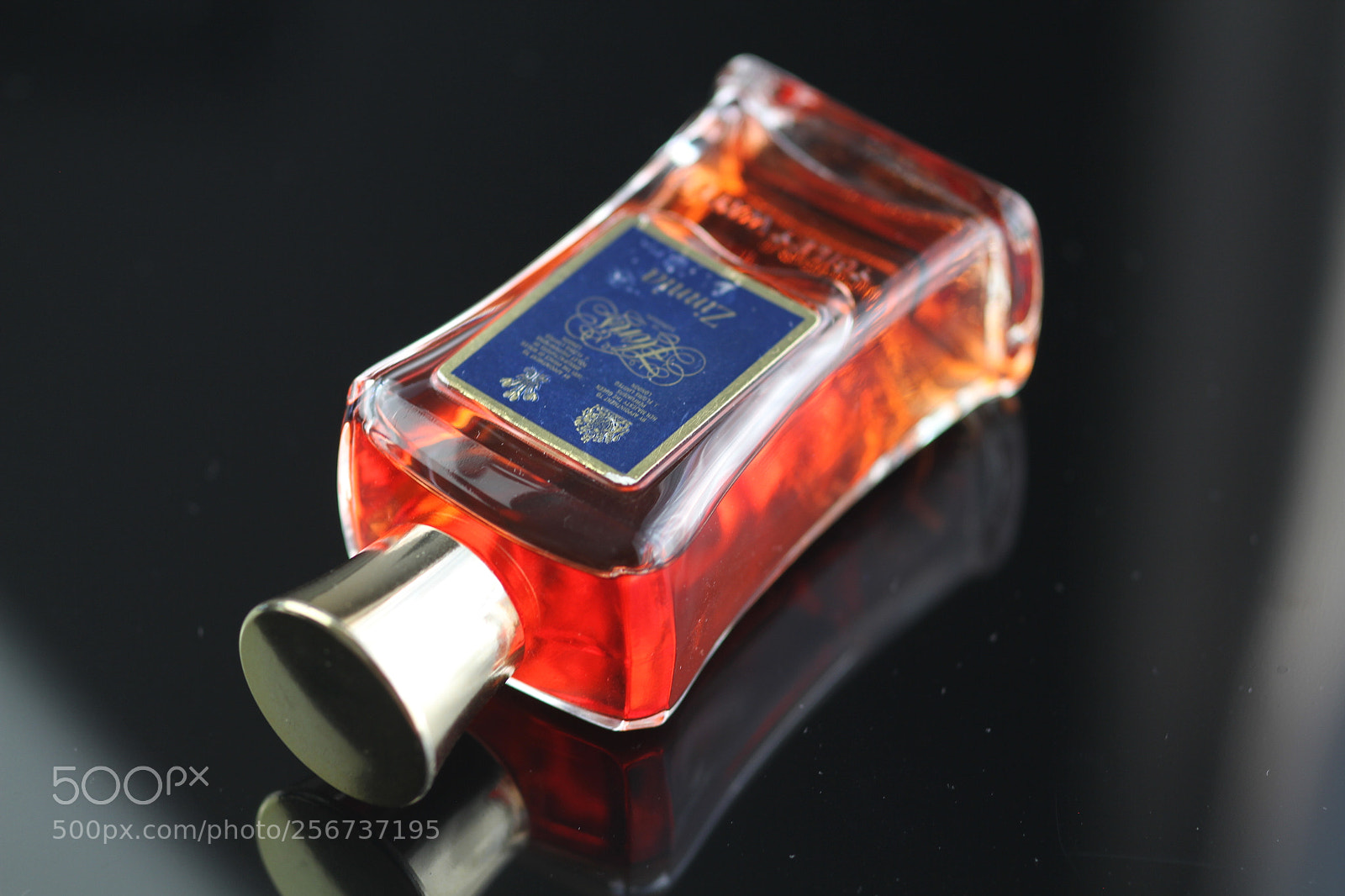 Canon EOS 7D + Canon EF 50mm F1.8 II sample photo. Perfume photography