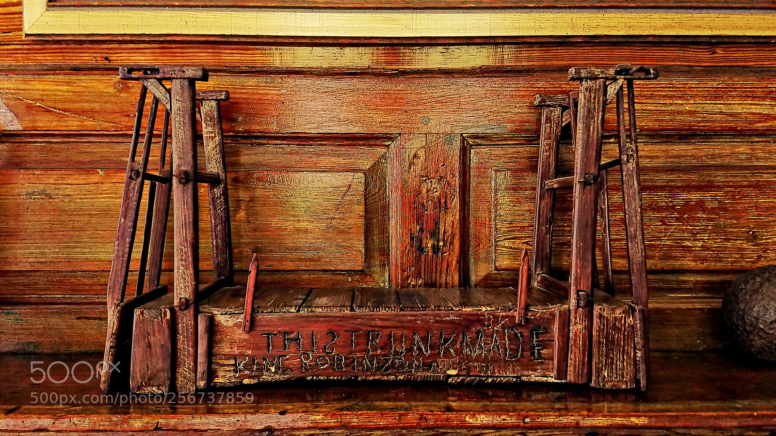 Samsung Galaxy S7 sample photo. Antique rice trunk model photography