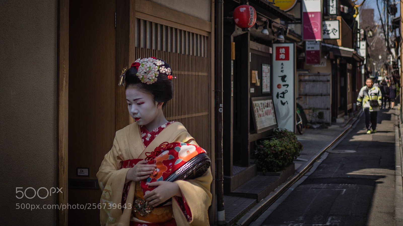 Olympus OM-D E-M10 sample photo. Geisha in a hurry photography