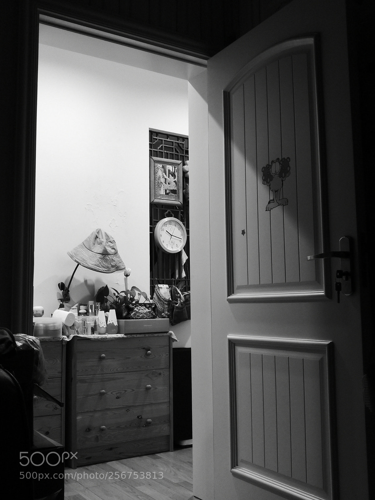 HUAWEI Honor 10 sample photo. Room & door (b/w) photography