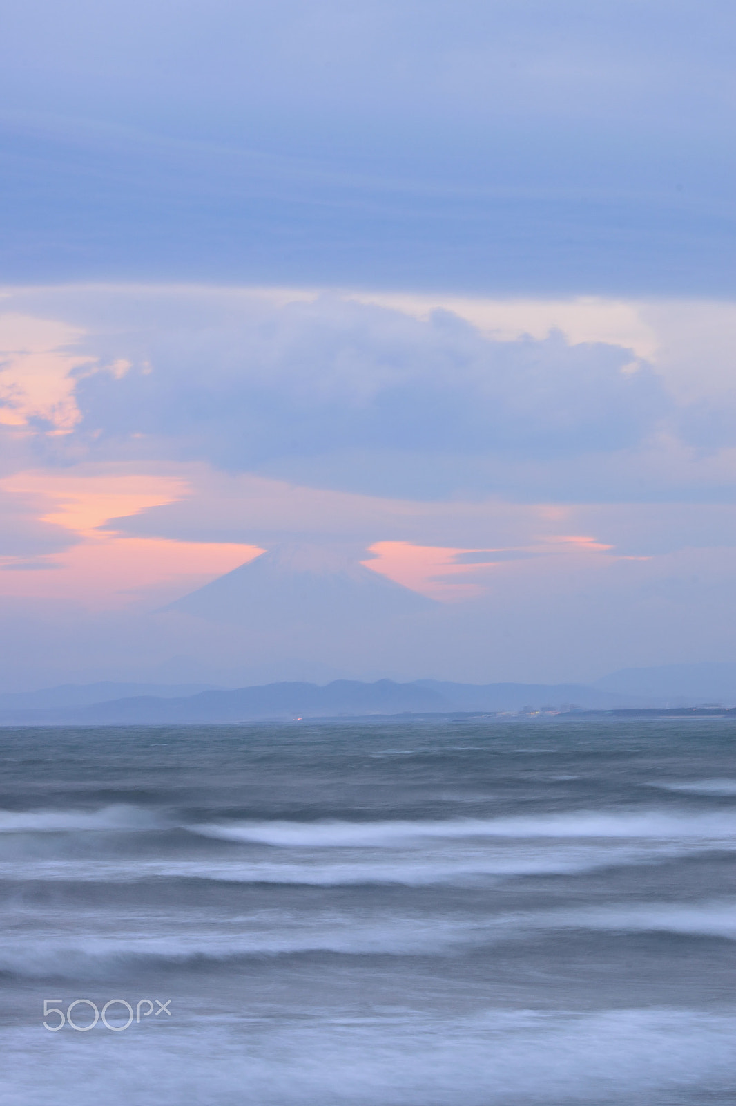 Nikon D5300 + Sigma 70-300mm F4-5.6 APO DG Macro sample photo. Dusk at enoshima island in japan photography