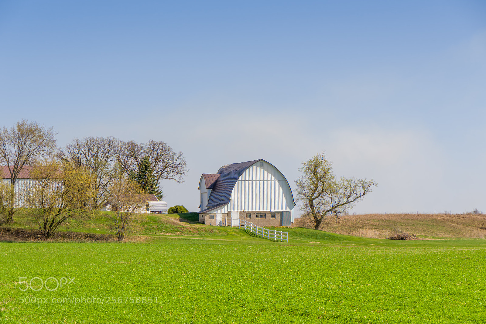 Sony a6300 sample photo. White barn and green photography