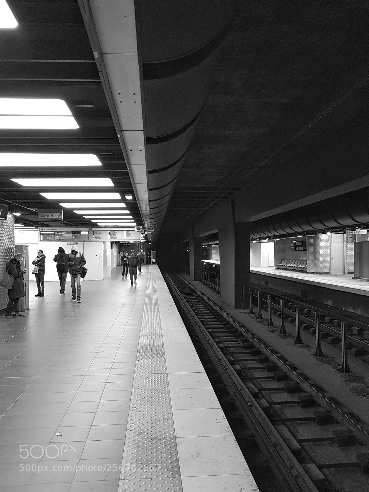 Samsung Galaxy S8+ sample photo. Subte metro blackandwhite chateletleshalles photography