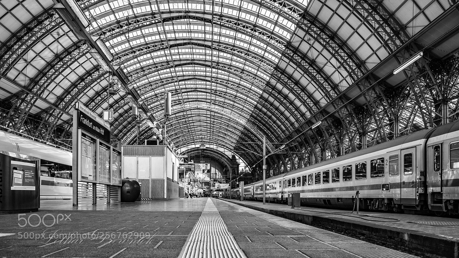 Canon EOS 6D Mark II sample photo. Hauptbahnhof frankurt photography