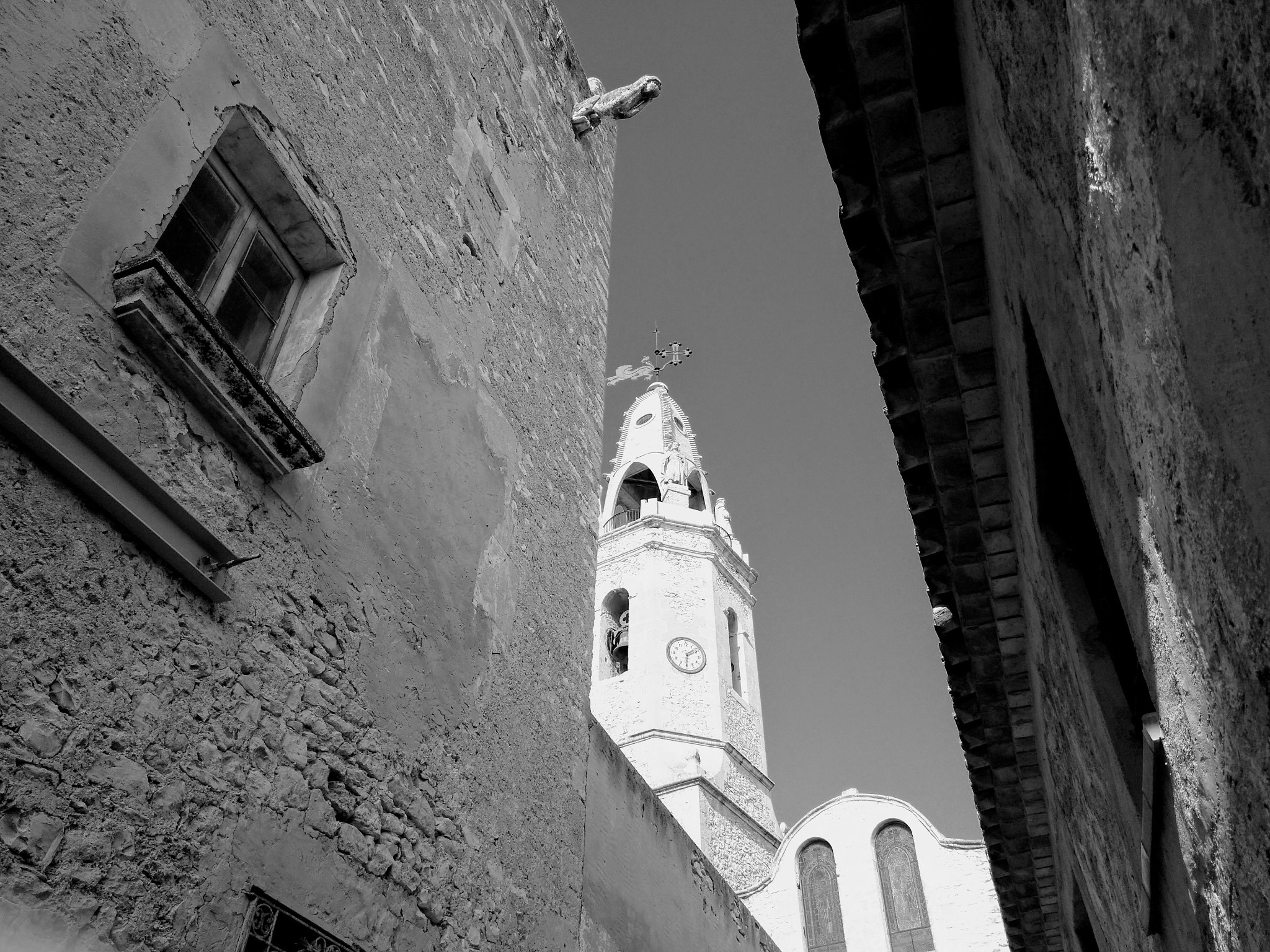 HUAWEI nova plus sample photo. M.g. small gargoyle in the plaza de la iglesia photography