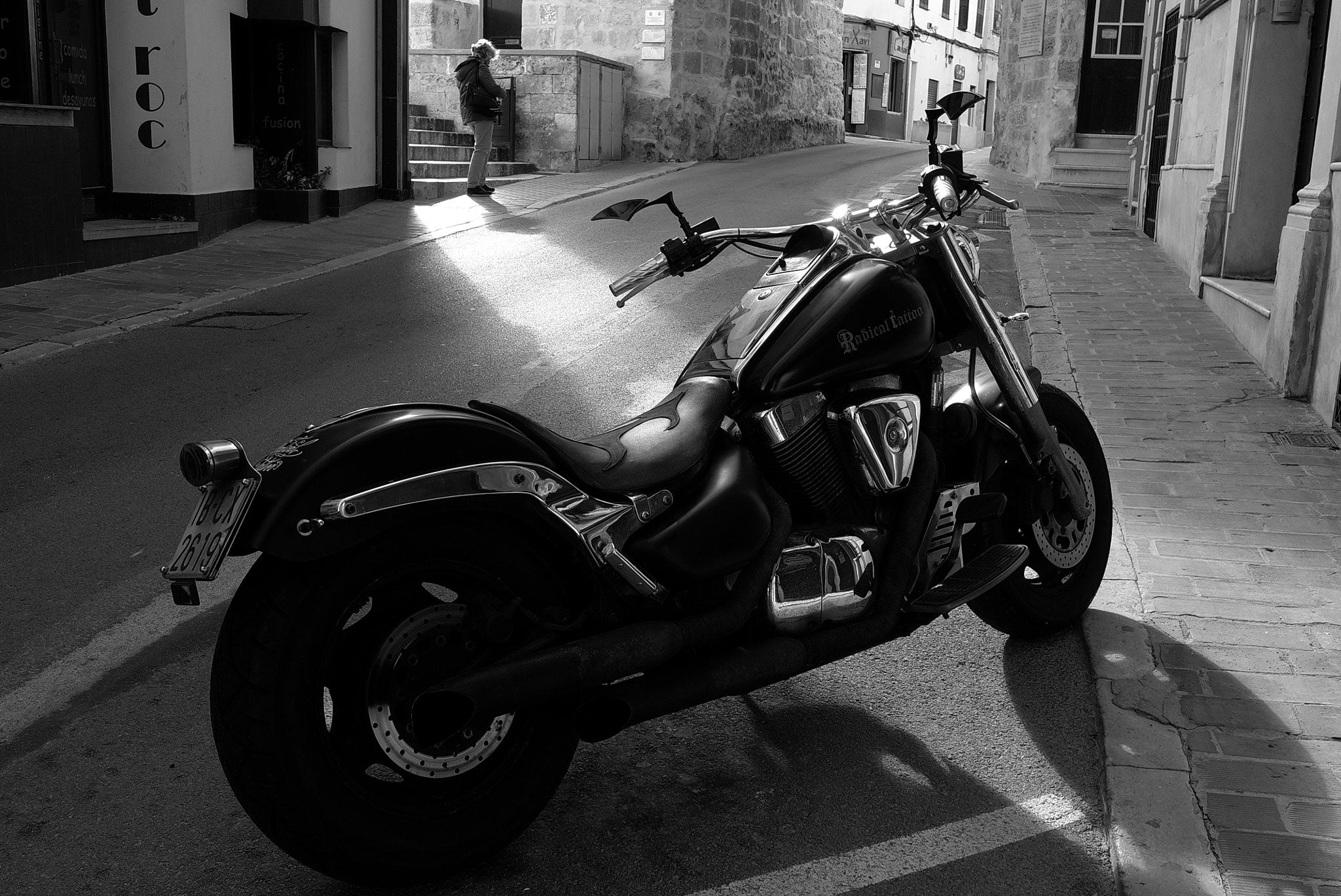 Leica X1 sample photo. 4. luces de la tarde en una calle de mahón
concurso lensculture street foto individual 2018 photography