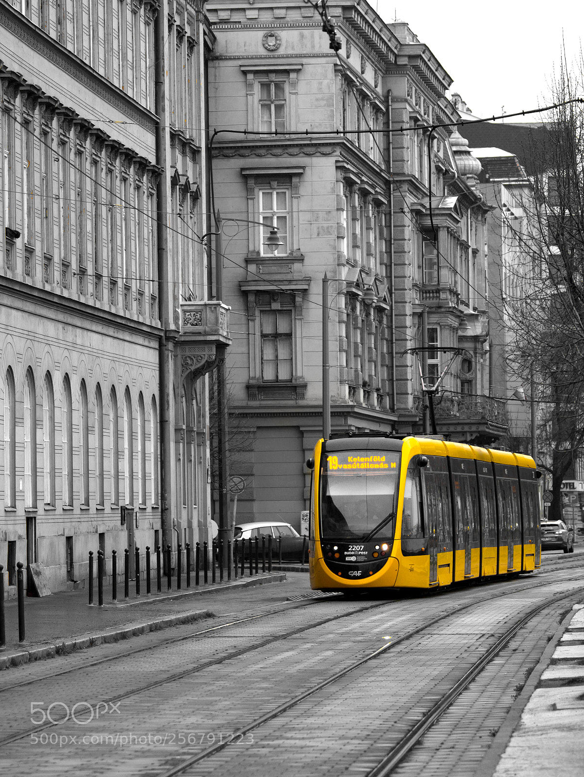 Canon EOS 1200D (EOS Rebel T5 / EOS Kiss X70 / EOS Hi) sample photo. Yellow trolley photography