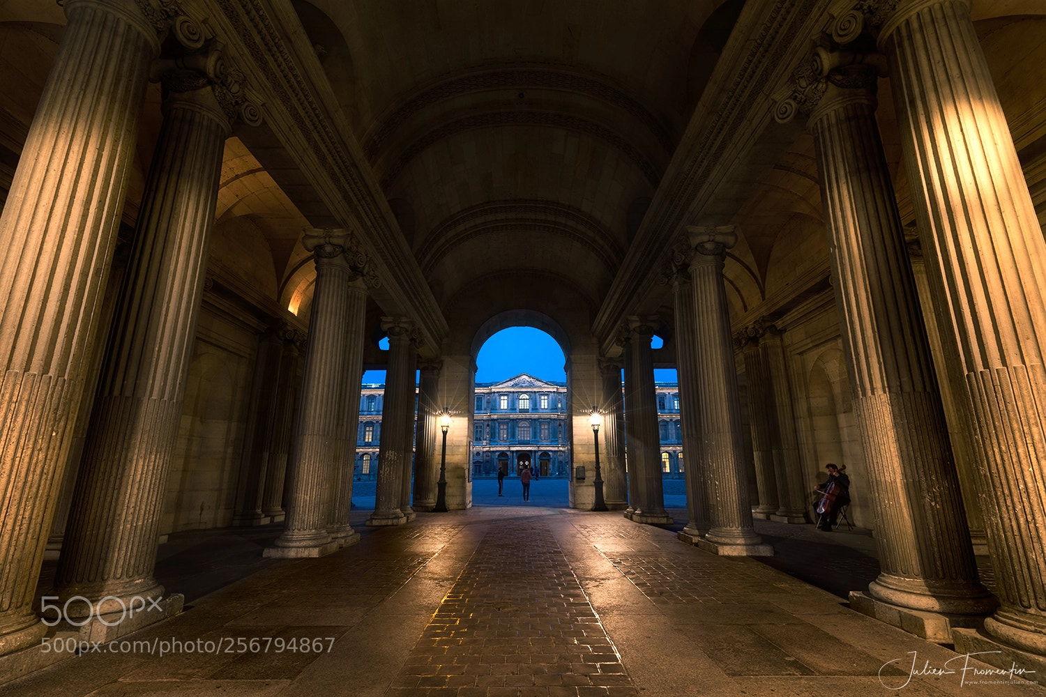 Canon EOS 5D Mark IV sample photo. Couloir vers la cour photography