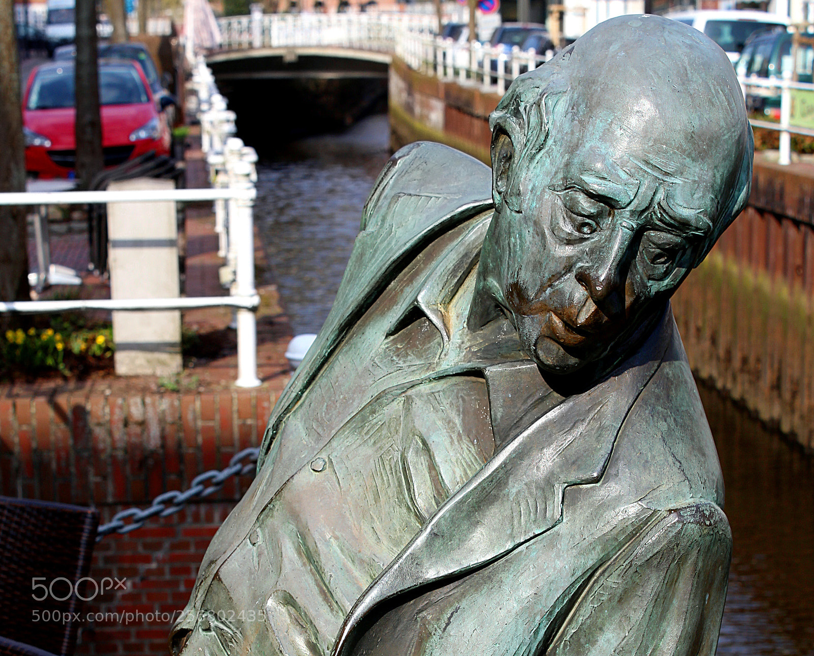 Canon EOS 1300D (EOS Rebel T6 / EOS Kiss X80) sample photo. Bronze man by the photography