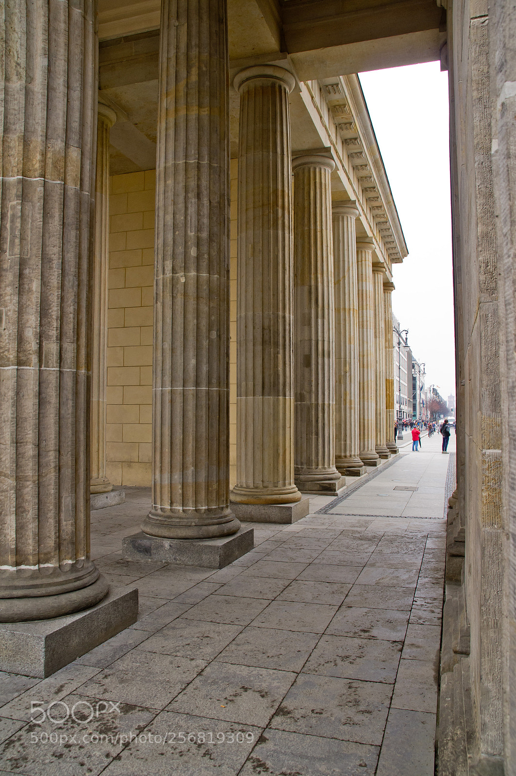 Pentax K-r sample photo. Durch das brandenburger tor photography