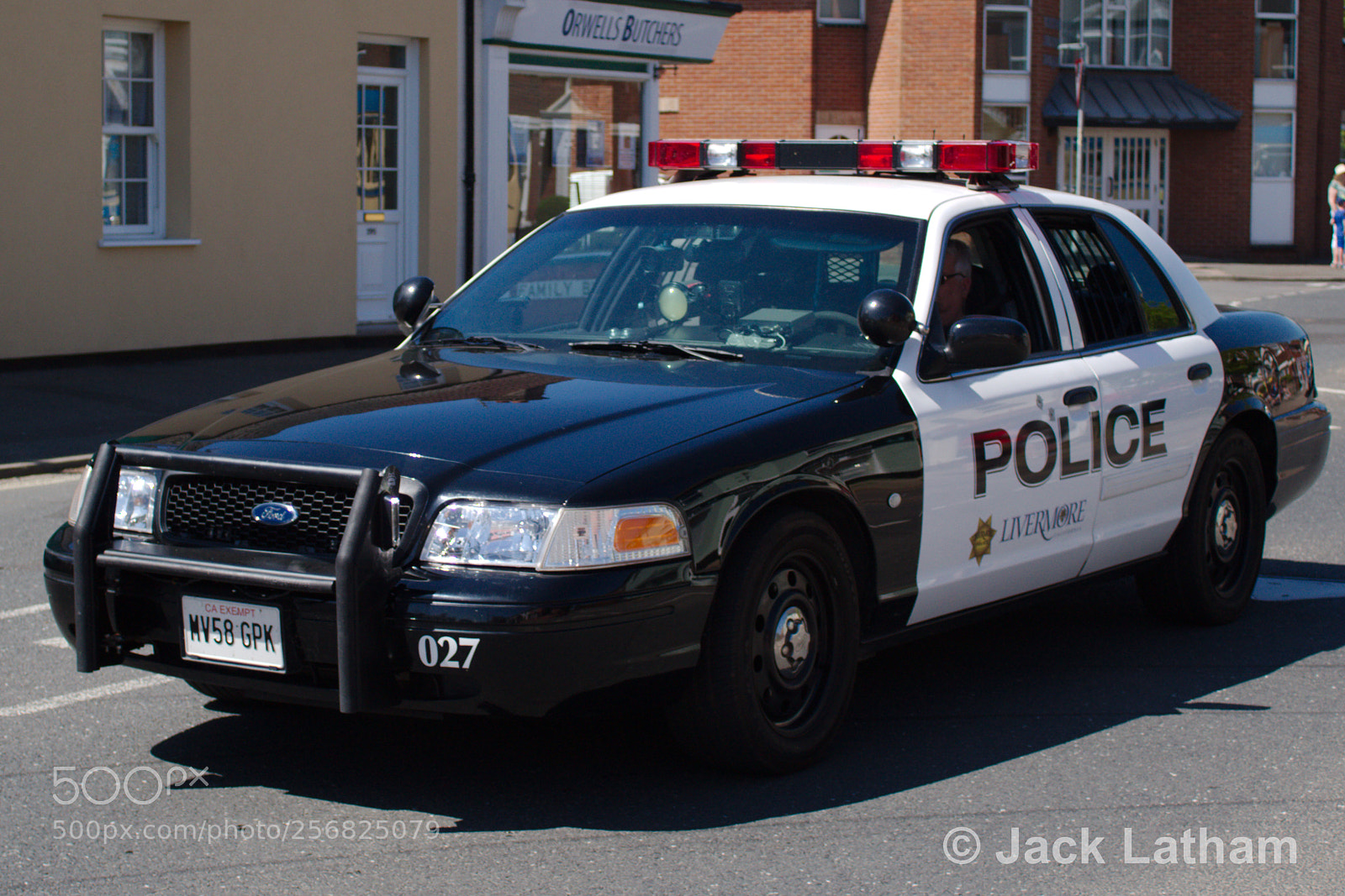 Canon EOS 1300D (EOS Rebel T6 / EOS Kiss X80) sample photo. Ford crown victoria police photography