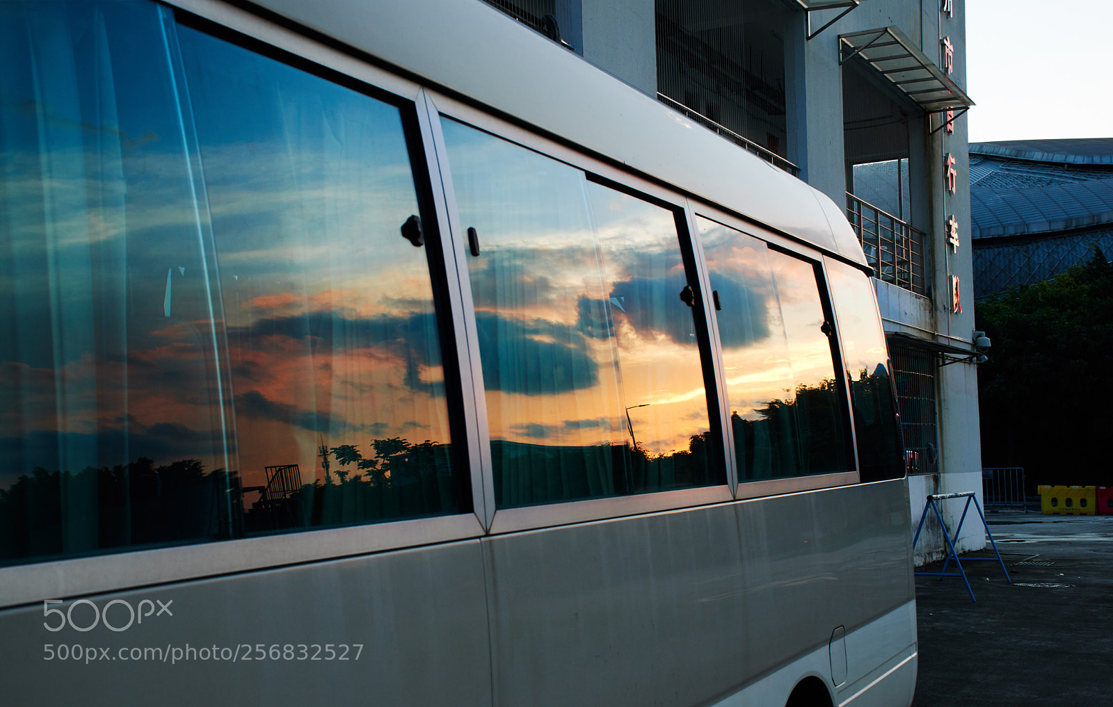 Nikon D5600 sample photo. Sunset in the car's photography