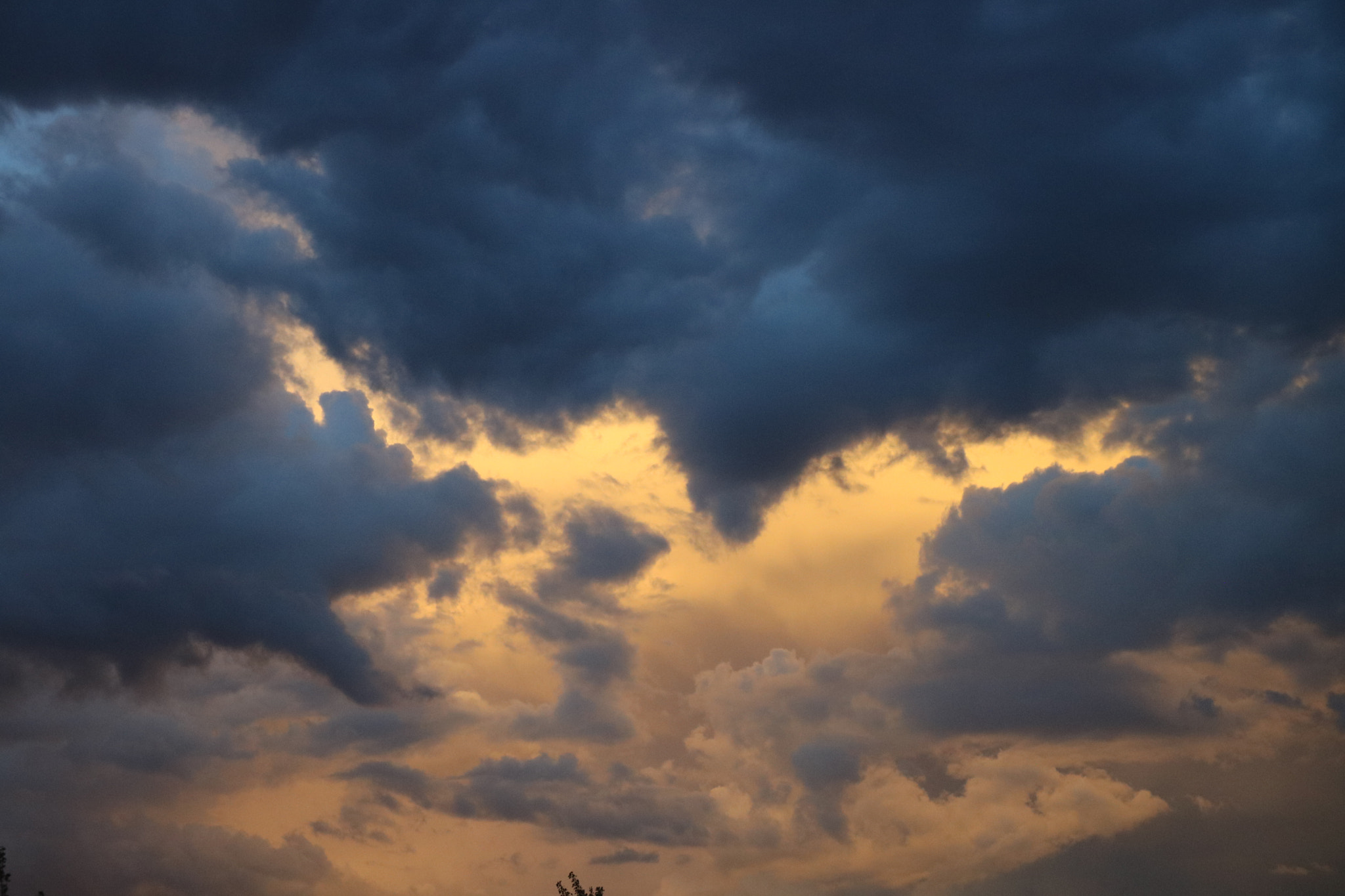 Canon EOS 750D (EOS Rebel T6i / EOS Kiss X8i) sample photo. Storm clouds in the sky photography