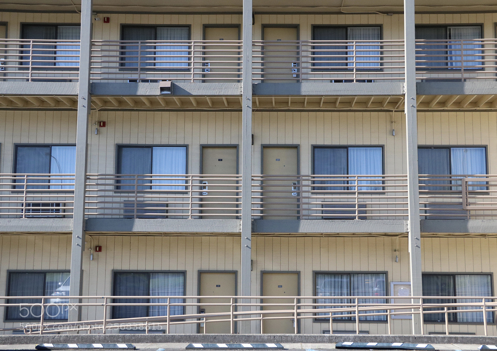 Canon EOS 750D (EOS Rebel T6i / EOS Kiss X8i) sample photo. Small town motel photography