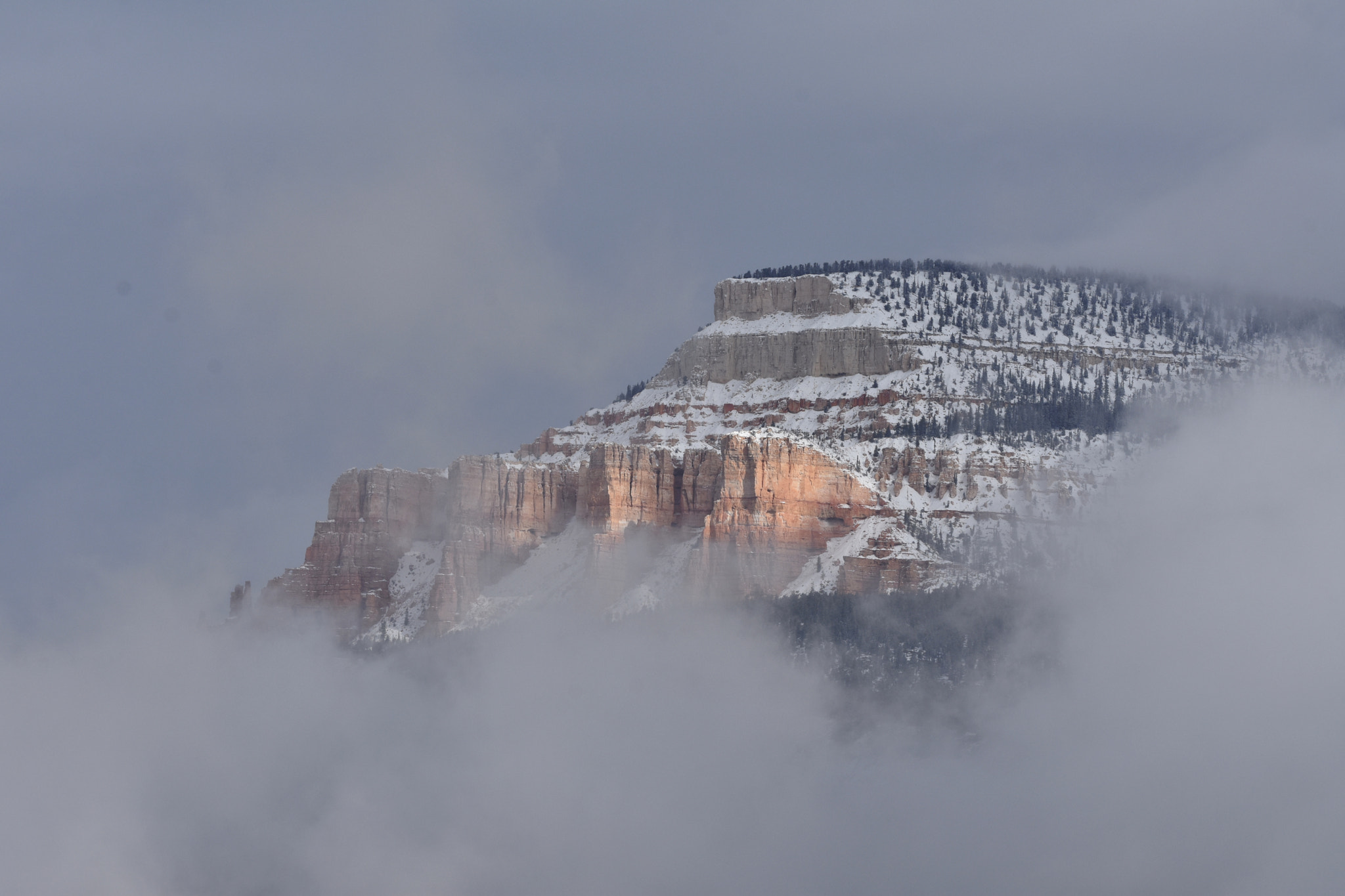 Nikon D7200 + Nikon AF-S Nikkor 70-200mm F4G ED VR sample photo. Fog over boulder mountain pass photography