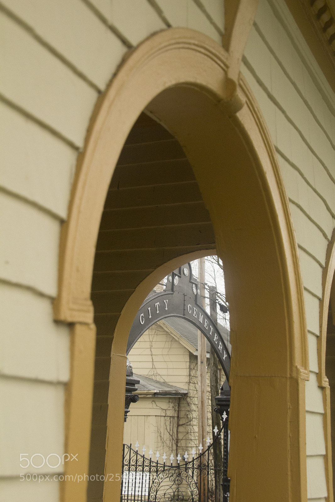 Canon EOS 1200D (EOS Rebel T5 / EOS Kiss X70 / EOS Hi) sample photo. Archs and city cemetery photography