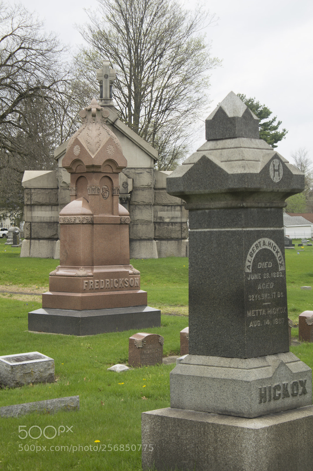 Canon EOS 1200D (EOS Rebel T5 / EOS Kiss X70 / EOS Hi) sample photo. Building and gravestones in photography