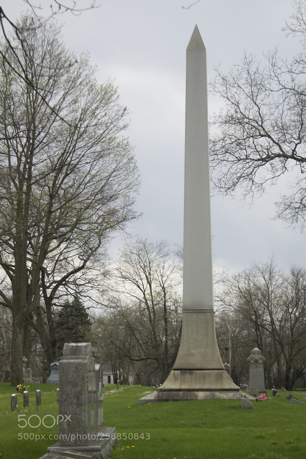 Canon EOS 1200D (EOS Rebel T5 / EOS Kiss X70 / EOS Hi) sample photo. Big monumental grave photography