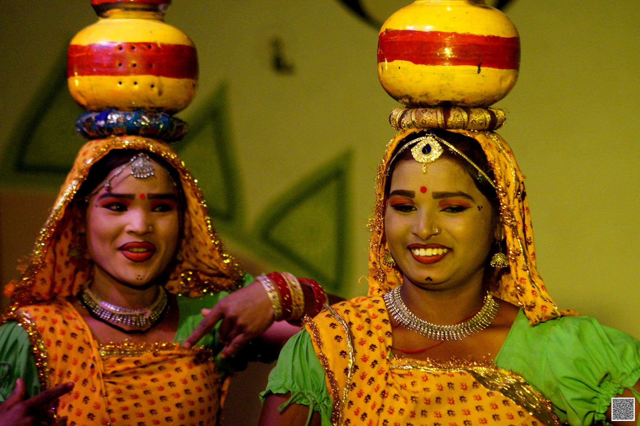 Sony DT 55-200mm F4-5.6 SAM sample photo. Folk dance mp khajuraho women pot on head photography