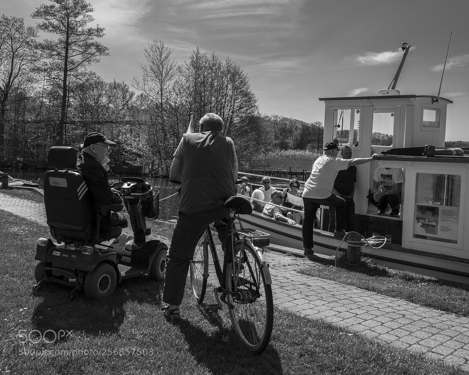 Fujifilm X-T20 sample photo. Tourboat ready for departure photography
