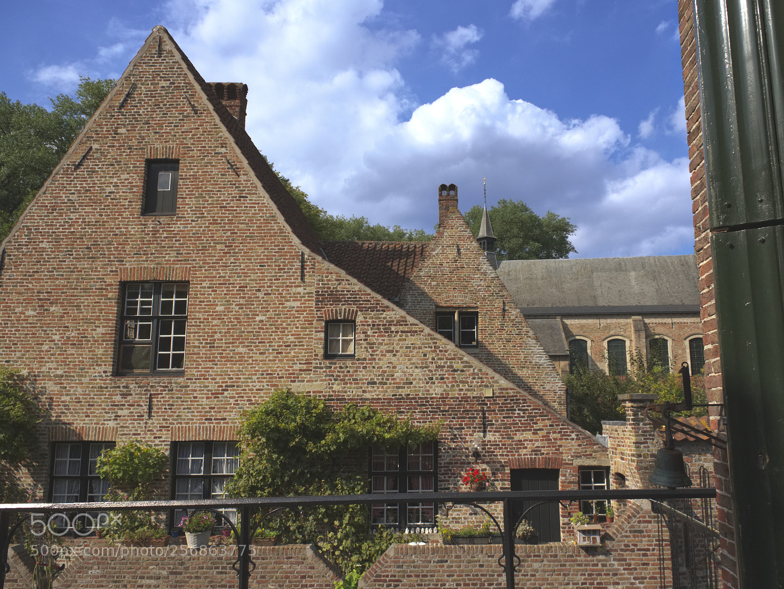 Canon EOS 550D (EOS Rebel T2i / EOS Kiss X4) sample photo. Houses of bruges photography