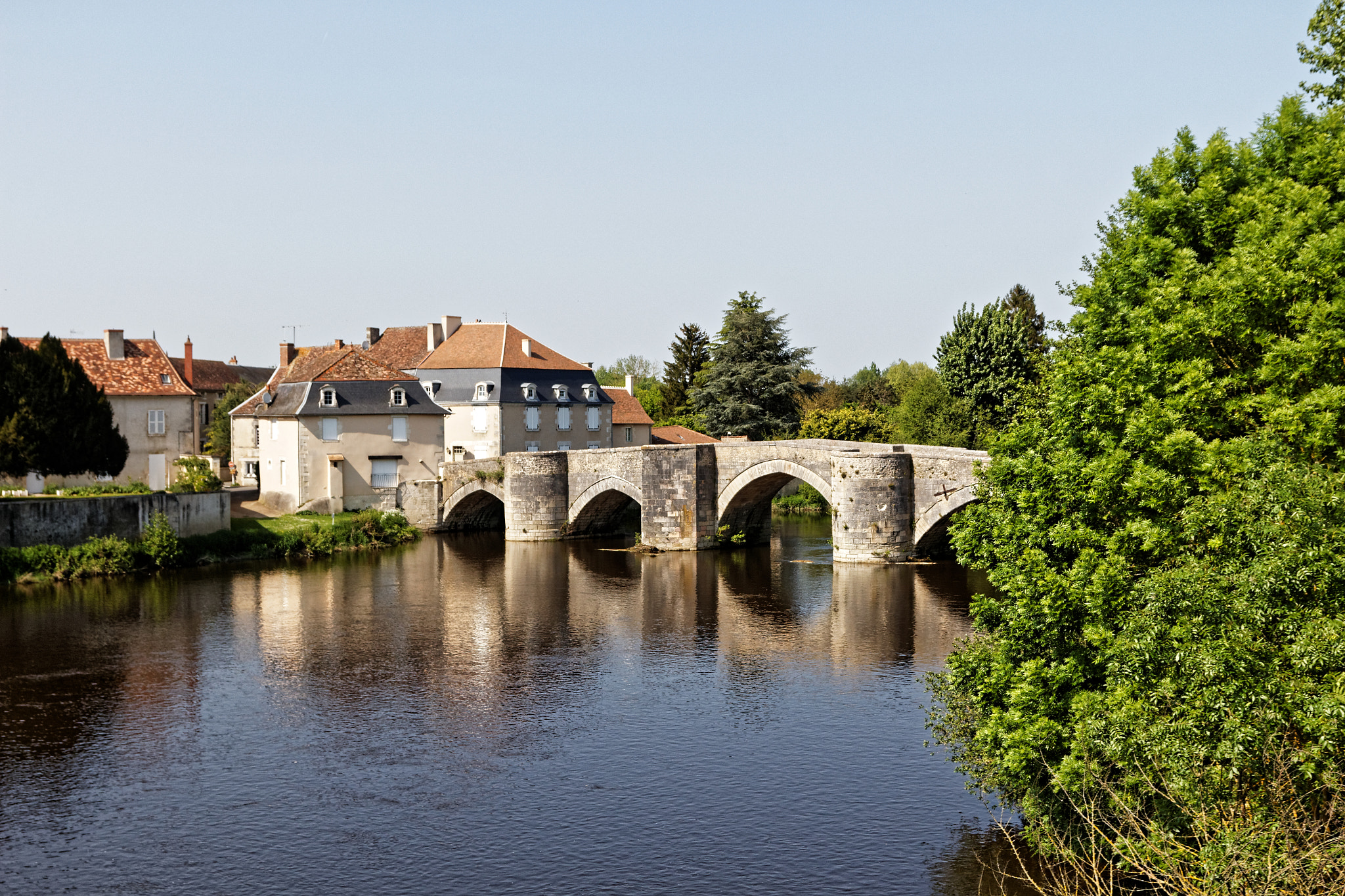 Sigma 17-70mm F2.8-4 DC Macro OS HSM sample photo. Le vieux pont (saint savin) photography