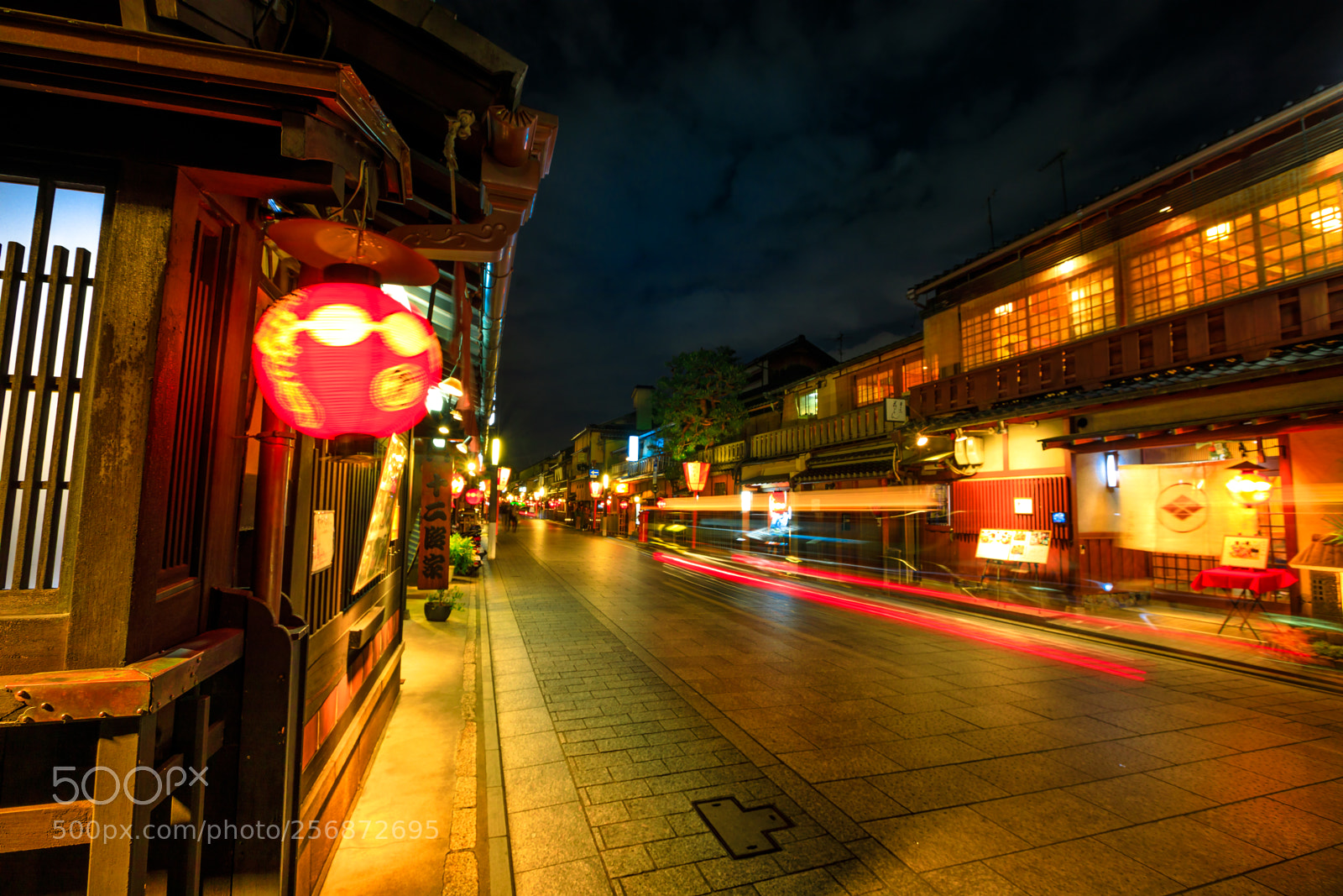 Canon EOS 5D Mark IV sample photo. Gion district night photography