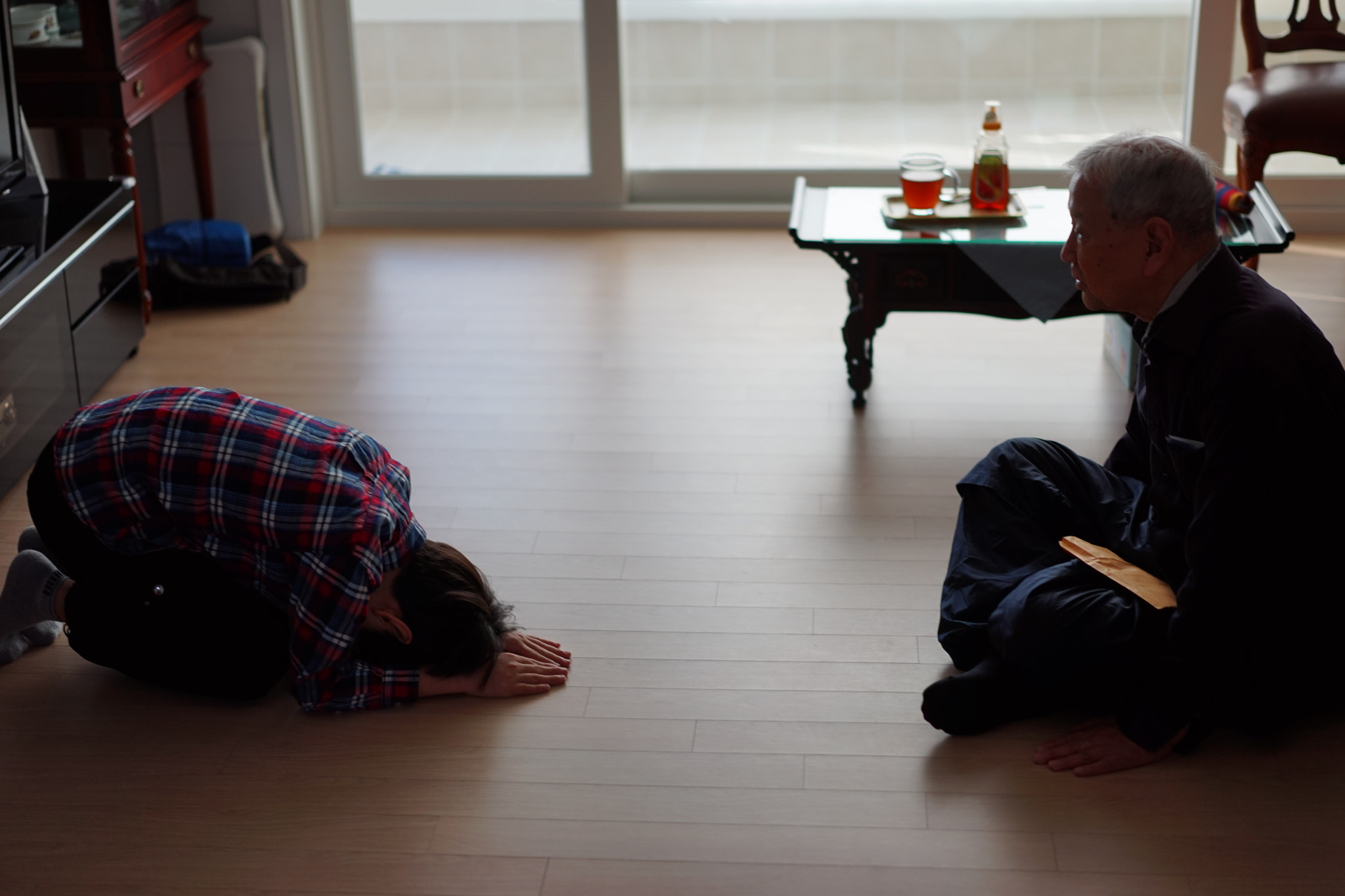 Sony a7 + Sony Sonnar T* FE 55mm F1.8 ZA sample photo. My son bowing to his grandfather. photography