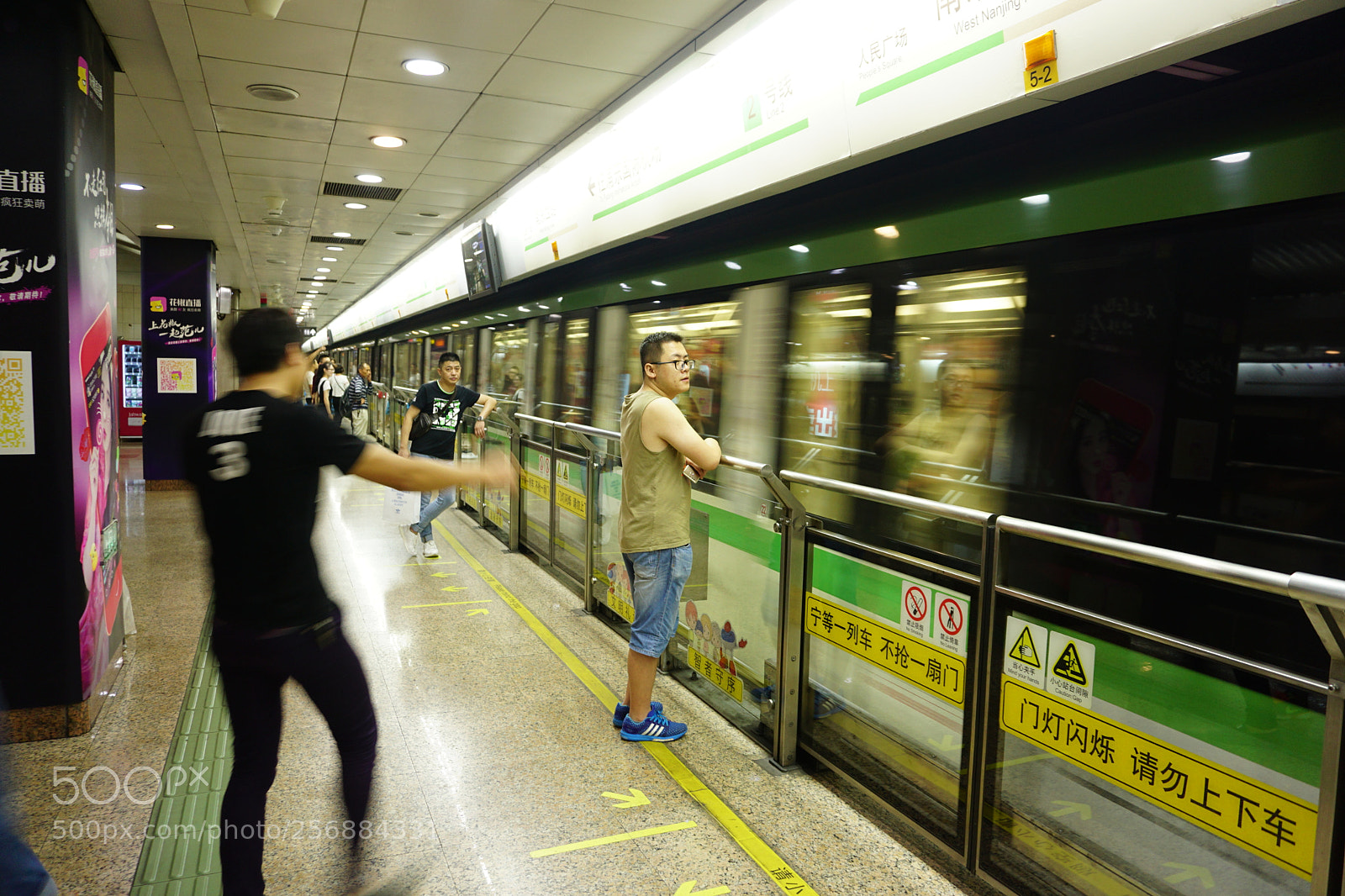 Sony E 16-50mm F3.5-5.6 PZ OSS sample photo. Waiting photography