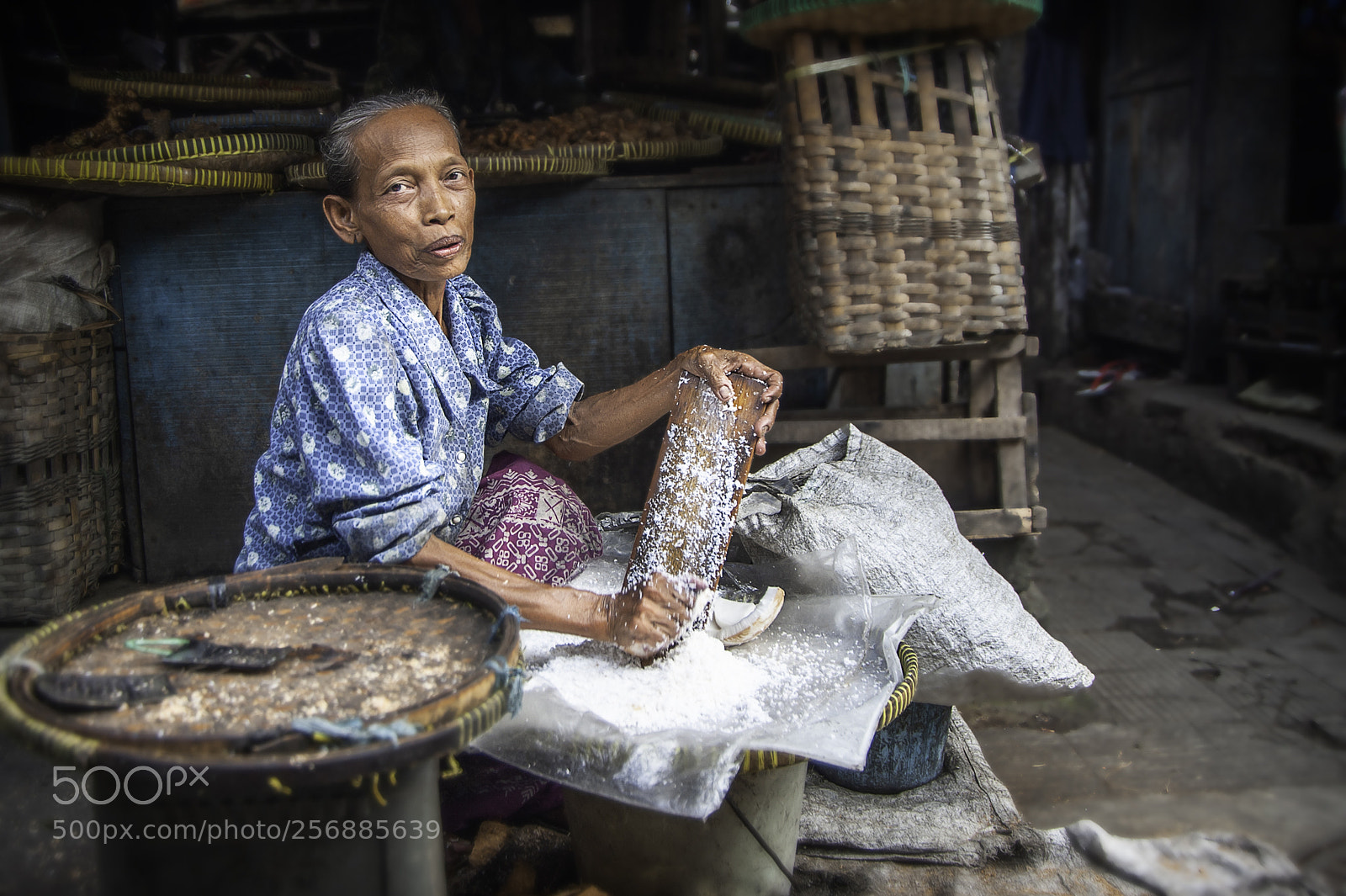 Nikon D700 sample photo. Market worker in pasar photography