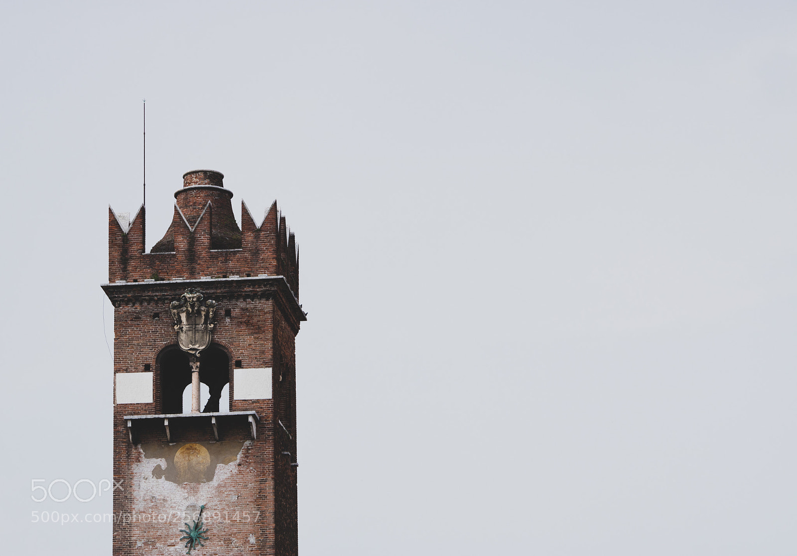 Canon EOS 750D (EOS Rebel T6i / EOS Kiss X8i) sample photo. Torre sul bianco photography