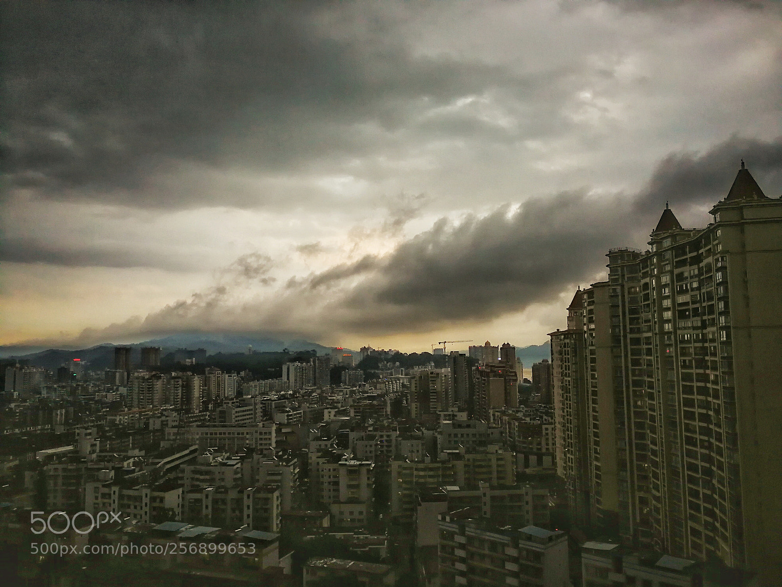 HUAWEI Mate 9 sample photo. Raining city photography