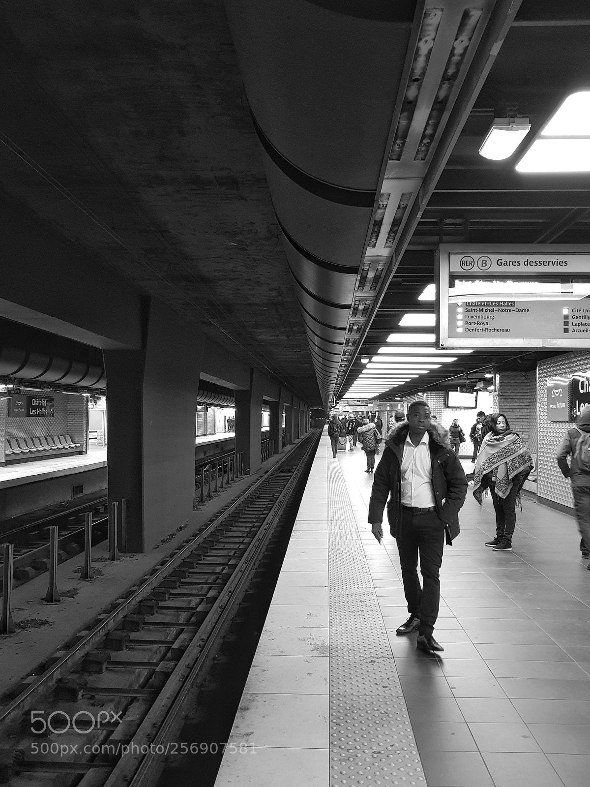 Samsung Galaxy S8+ sample photo. Subte metro blackandwhite chateletleshalles photography