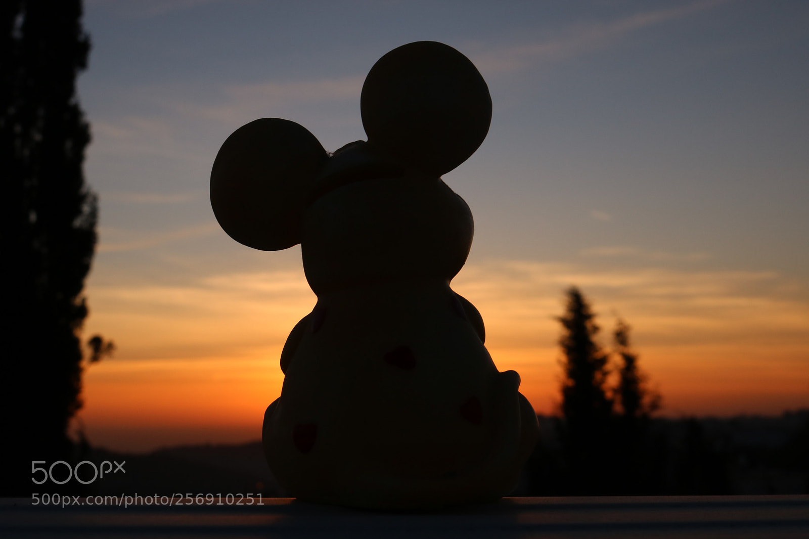 Canon EOS 750D (EOS Rebel T6i / EOS Kiss X8i) sample photo. Mickey mouse watching the photography