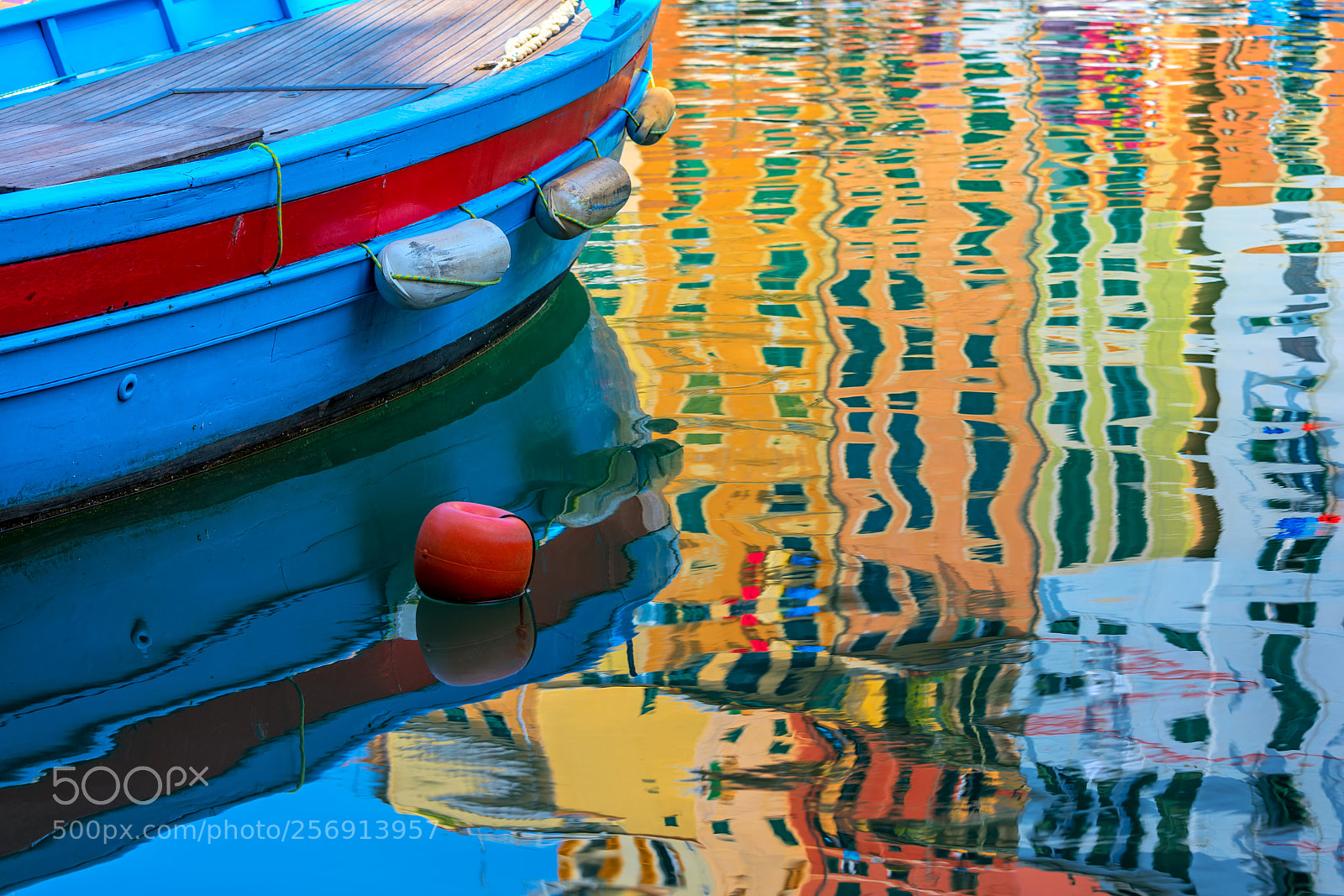 Canon EOS 5D Mark IV sample photo. Boat and coloeful reflection photography