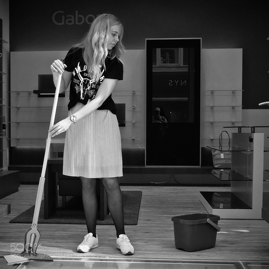 Fujifilm X-Pro2 sample photo. Cleaning the entrance photography