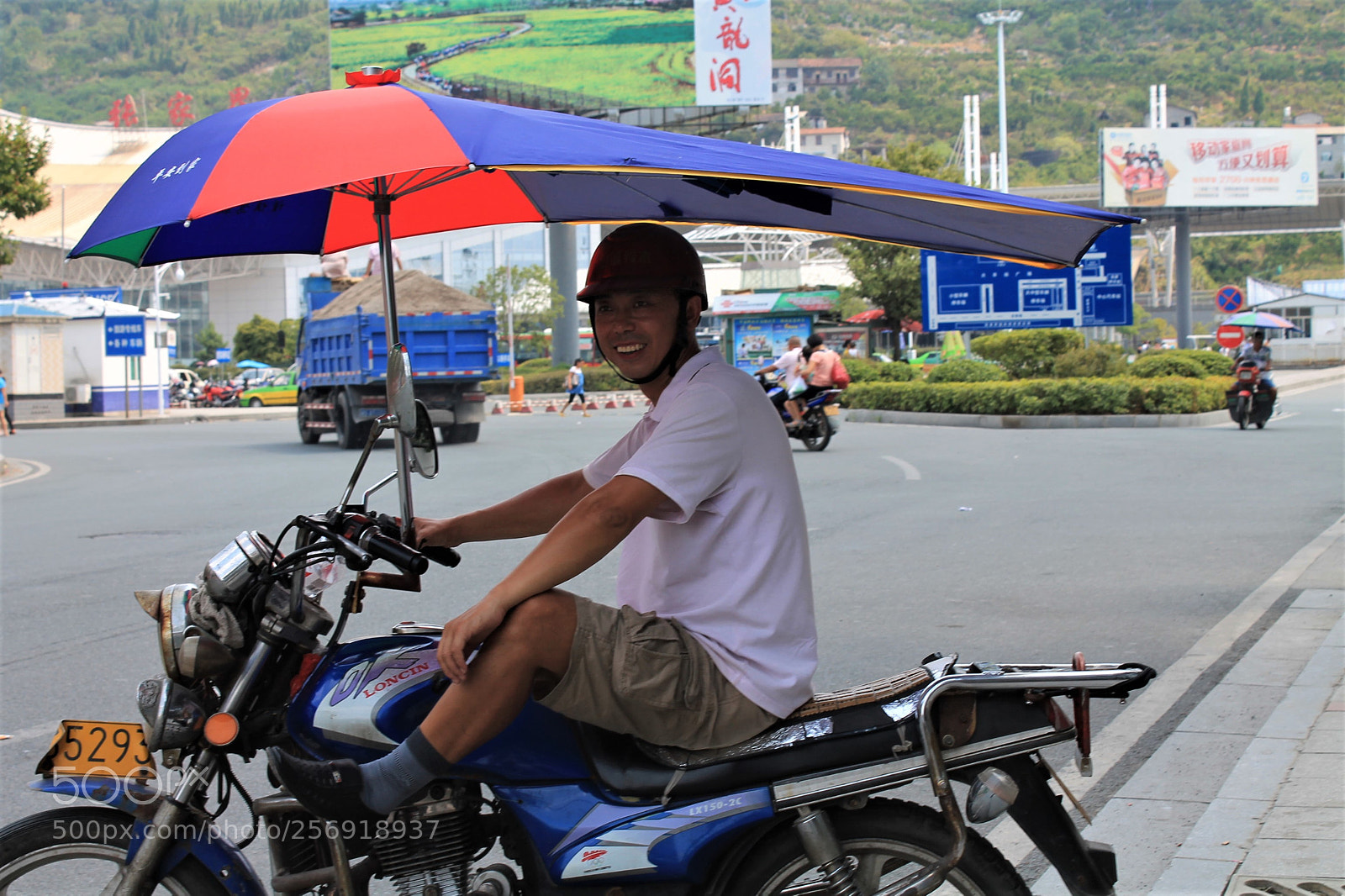 Canon EOS 1100D (EOS Rebel T3 / EOS Kiss X50) sample photo. Cheerful taxi driver photography