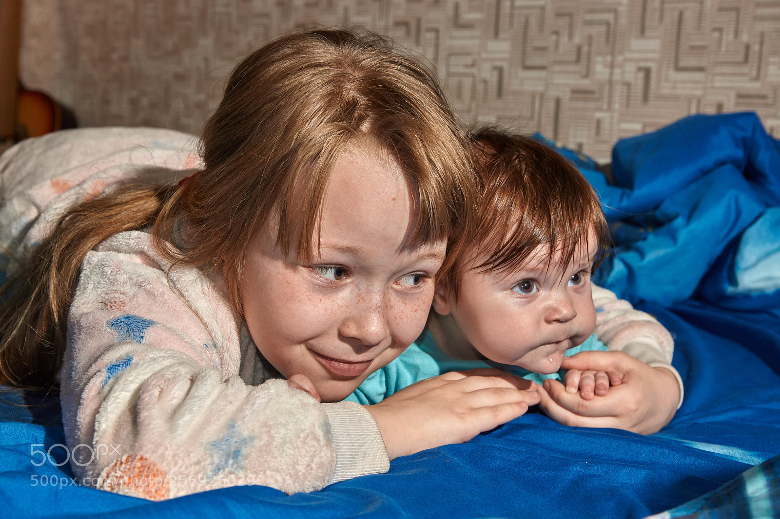 Sony SLT-A77 sample photo. Sisters on the bed photography