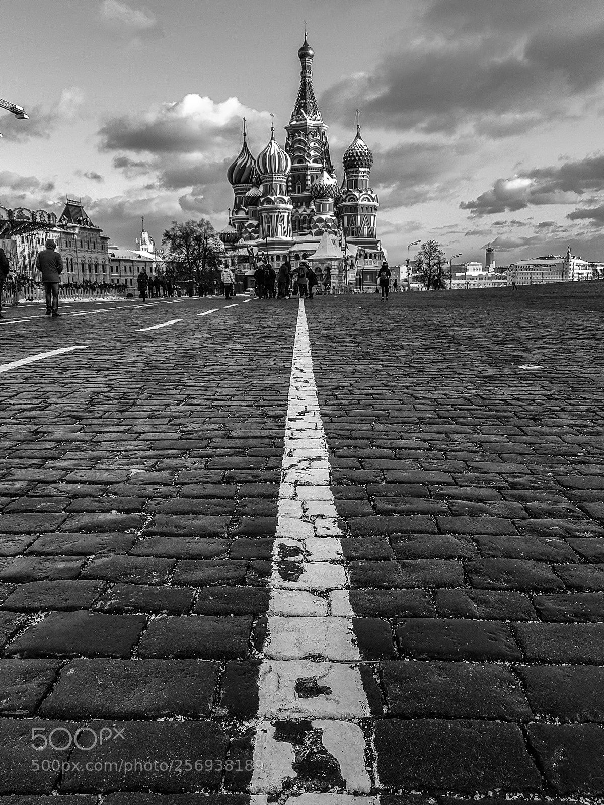 Samsung Galaxy S8+ sample photo. Red square in black photography