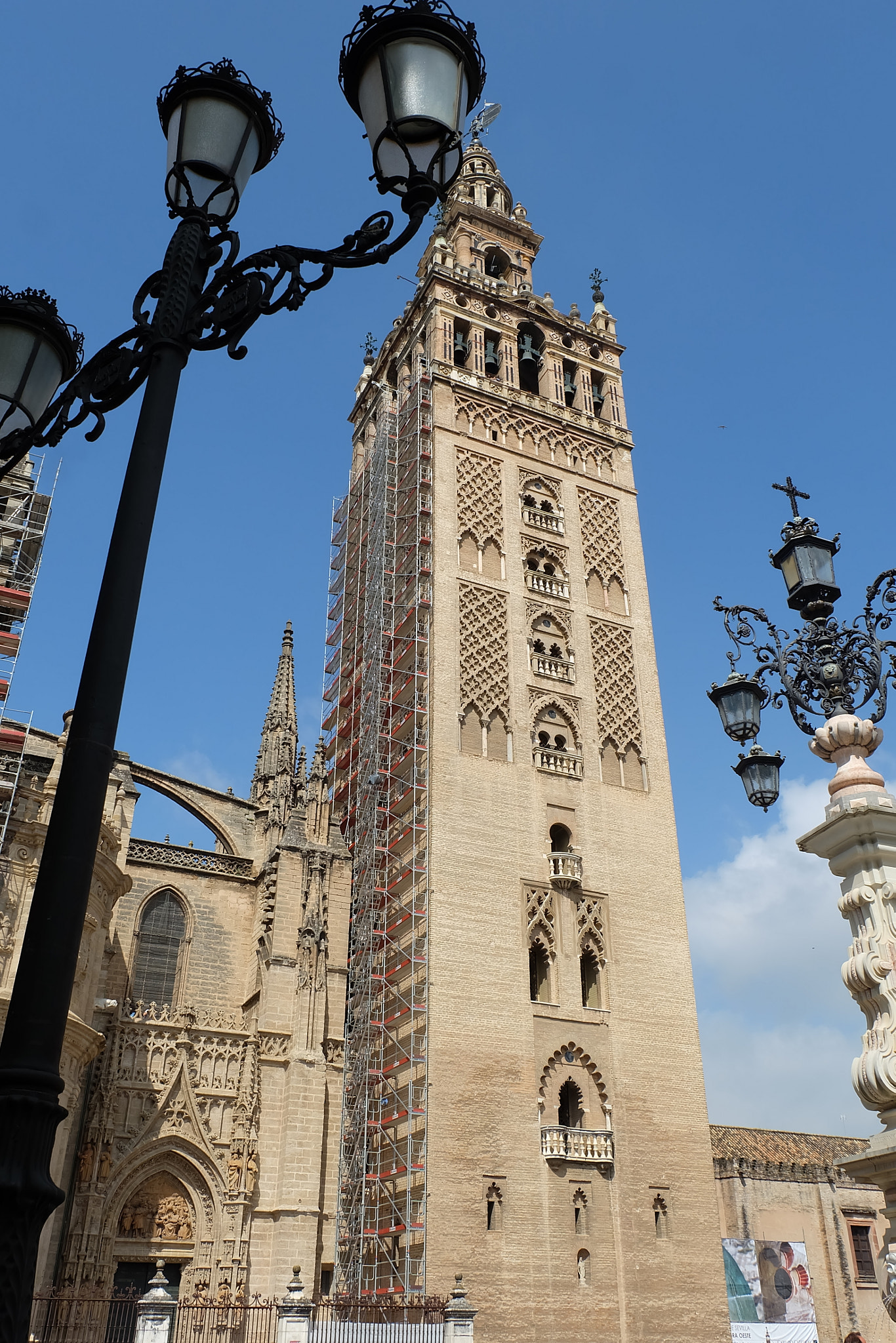 Fujifilm X-A2 sample photo. La giralda sevilla photography