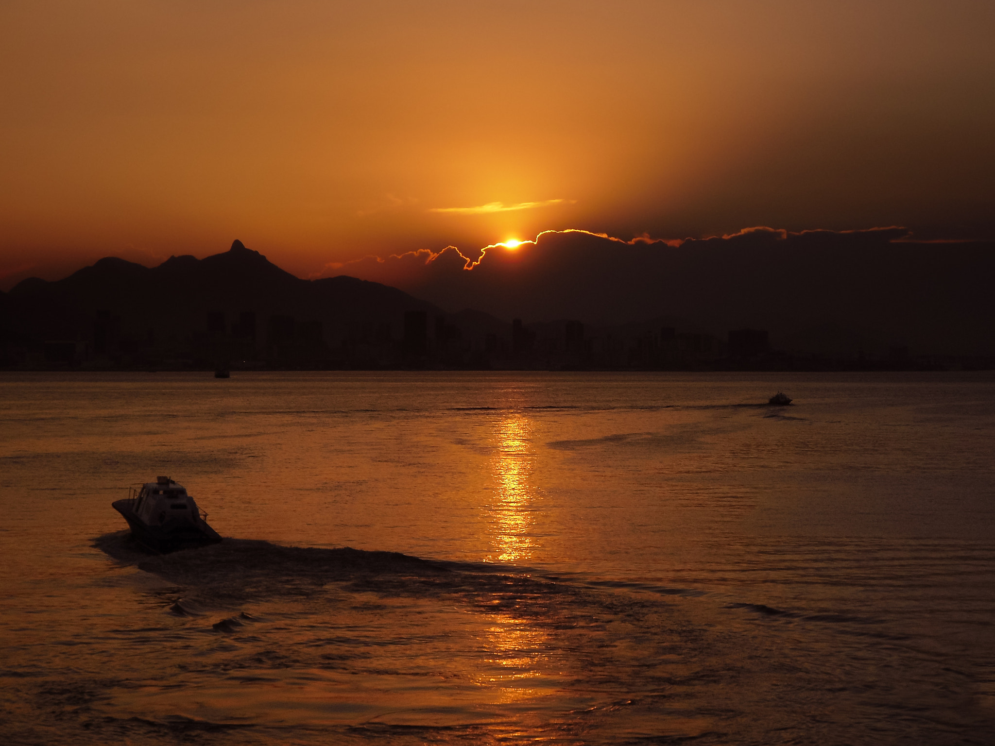 Samsung L201 / VLUU L201 sample photo. Sunset with boats in rio de janeiro photography