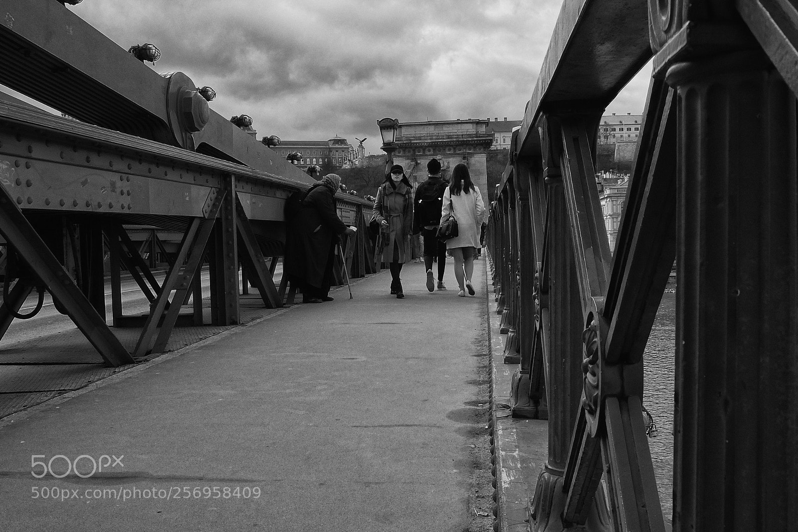 Fujifilm X10 sample photo. Chain bridge photography