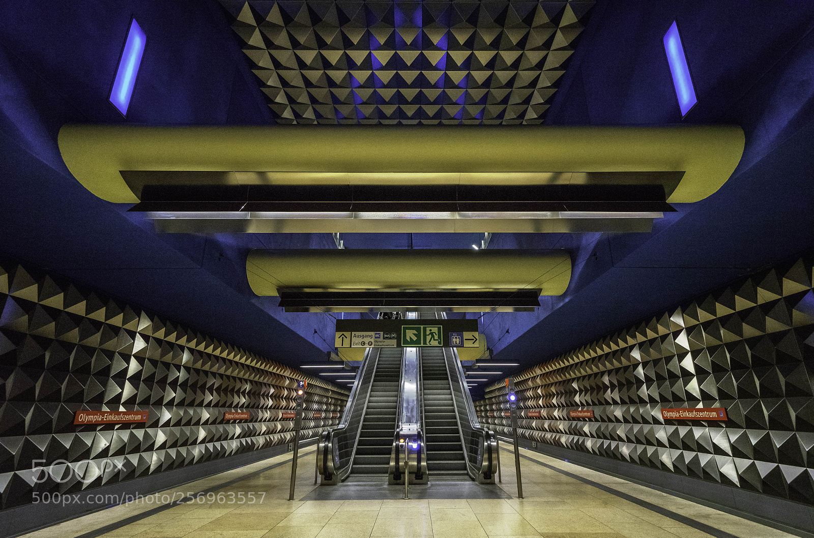 Sony a7 II sample photo. Escalator photography