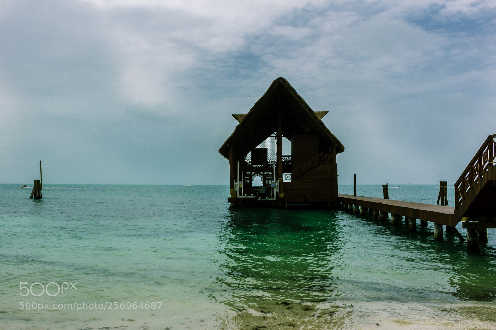 Canon EOS 1200D (EOS Rebel T5 / EOS Kiss X70 / EOS Hi) sample photo. Small dock in cancun photography