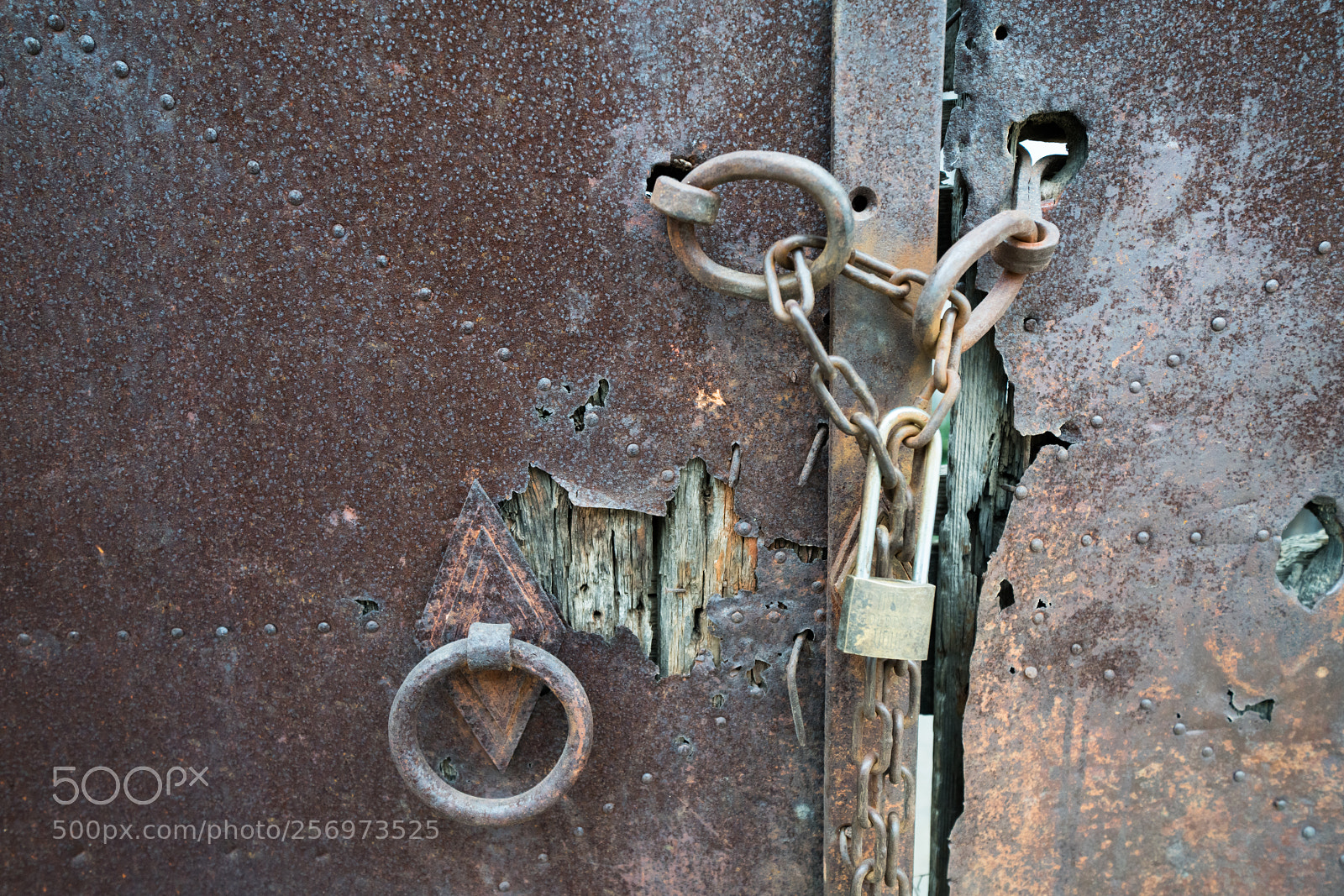 Sony a7R II sample photo. Chained gate in crete photography