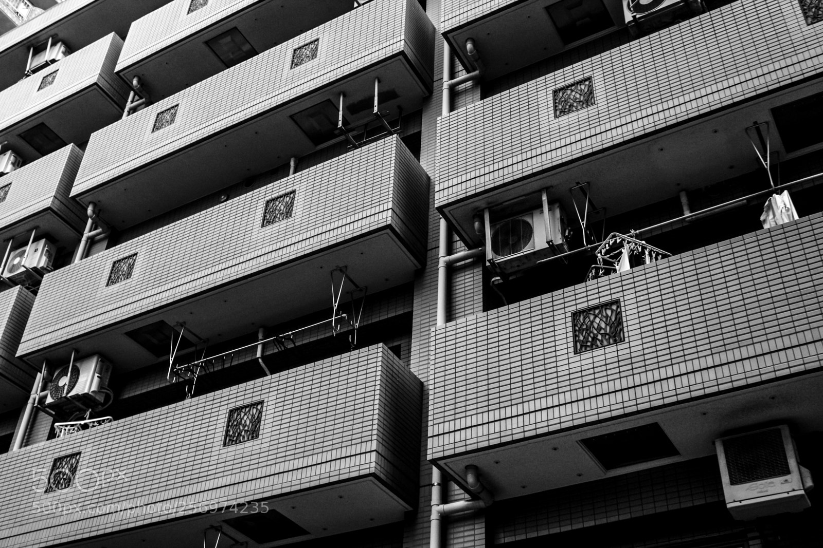 Canon EOS 1300D (EOS Rebel T6 / EOS Kiss X80) sample photo. Bw building photography