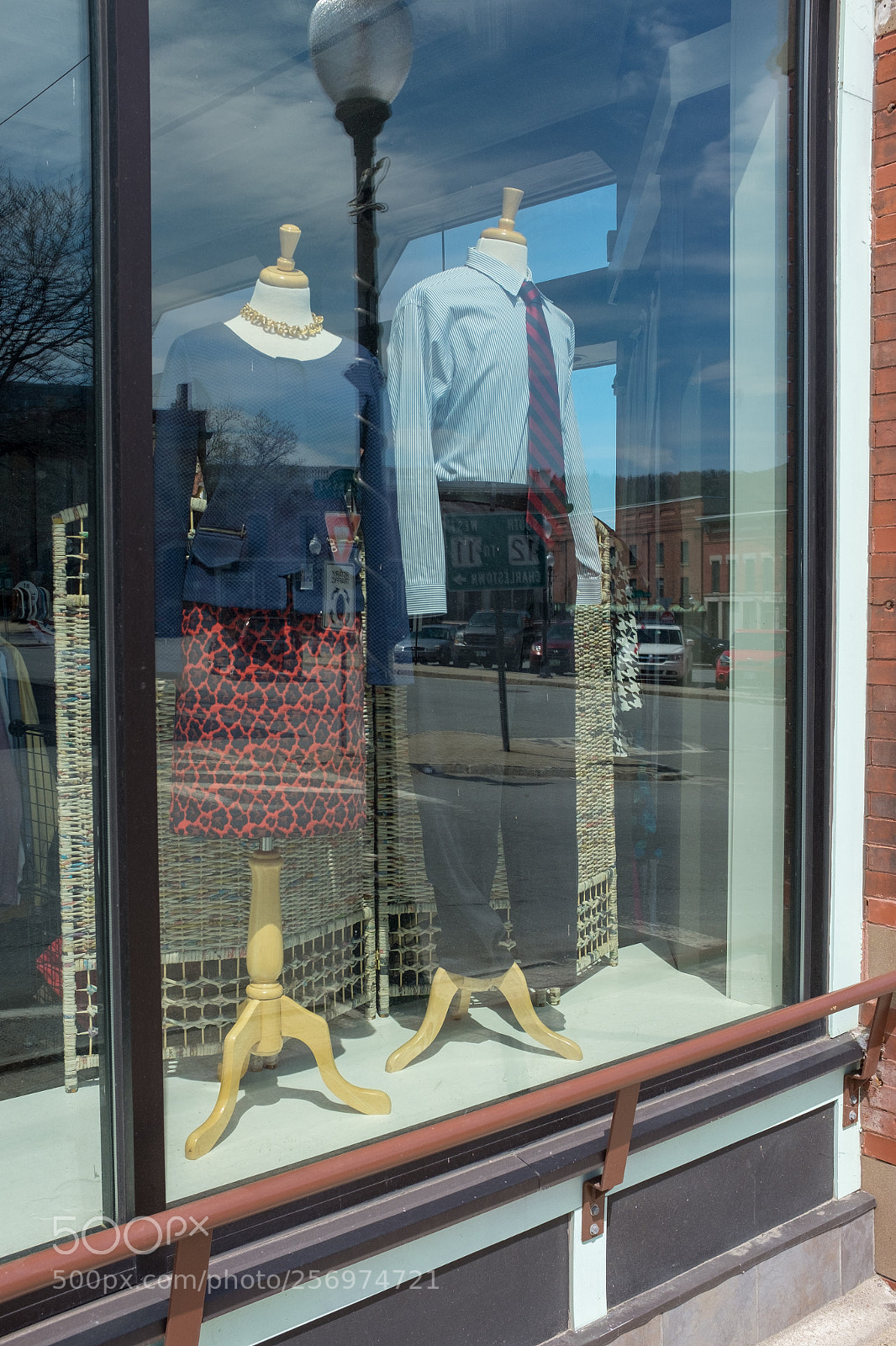 Fujifilm X100T sample photo. Couple in the window photography