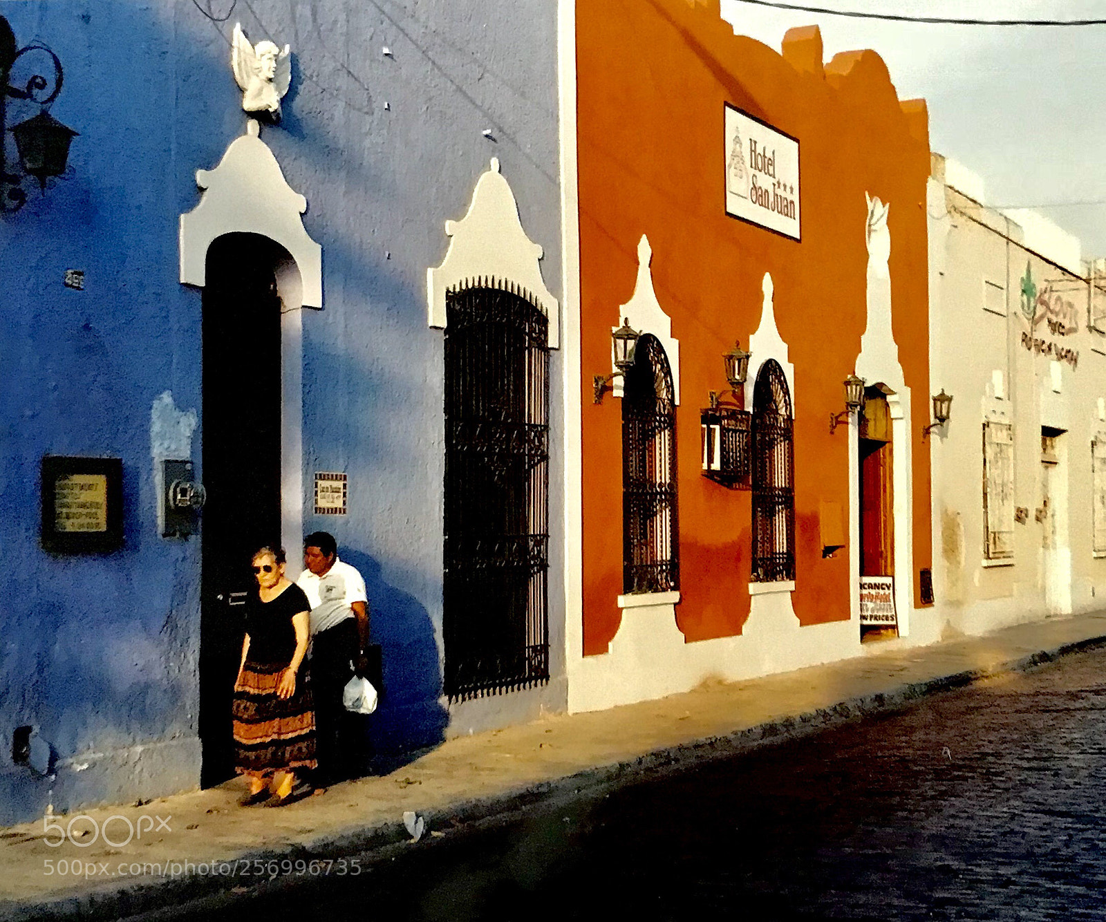 Apple iPhone 7 Plus sample photo. Peatones, merida, yucatan 2004 photography