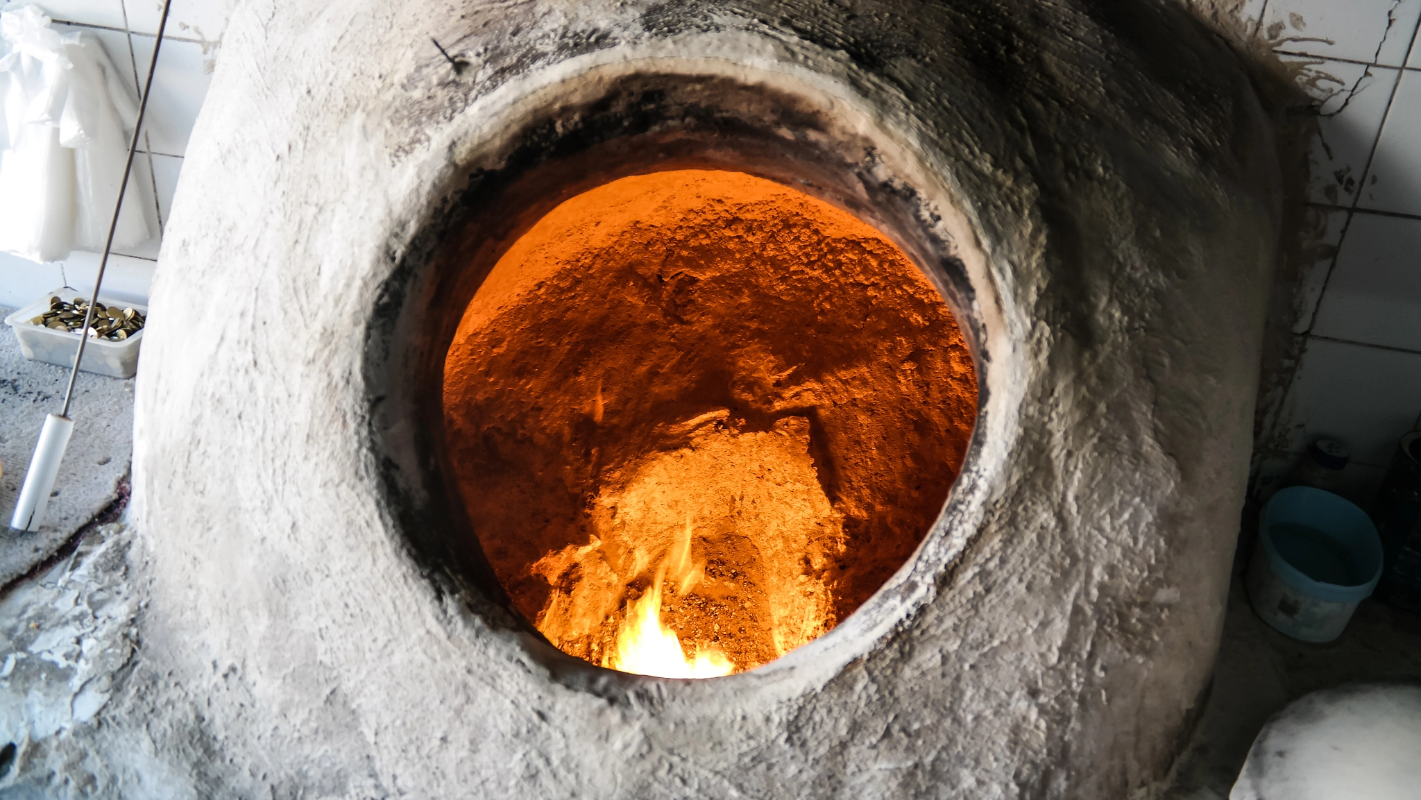 Samsung NX30 sample photo. Baking the bread in tandoor, manama, bahrain photography
