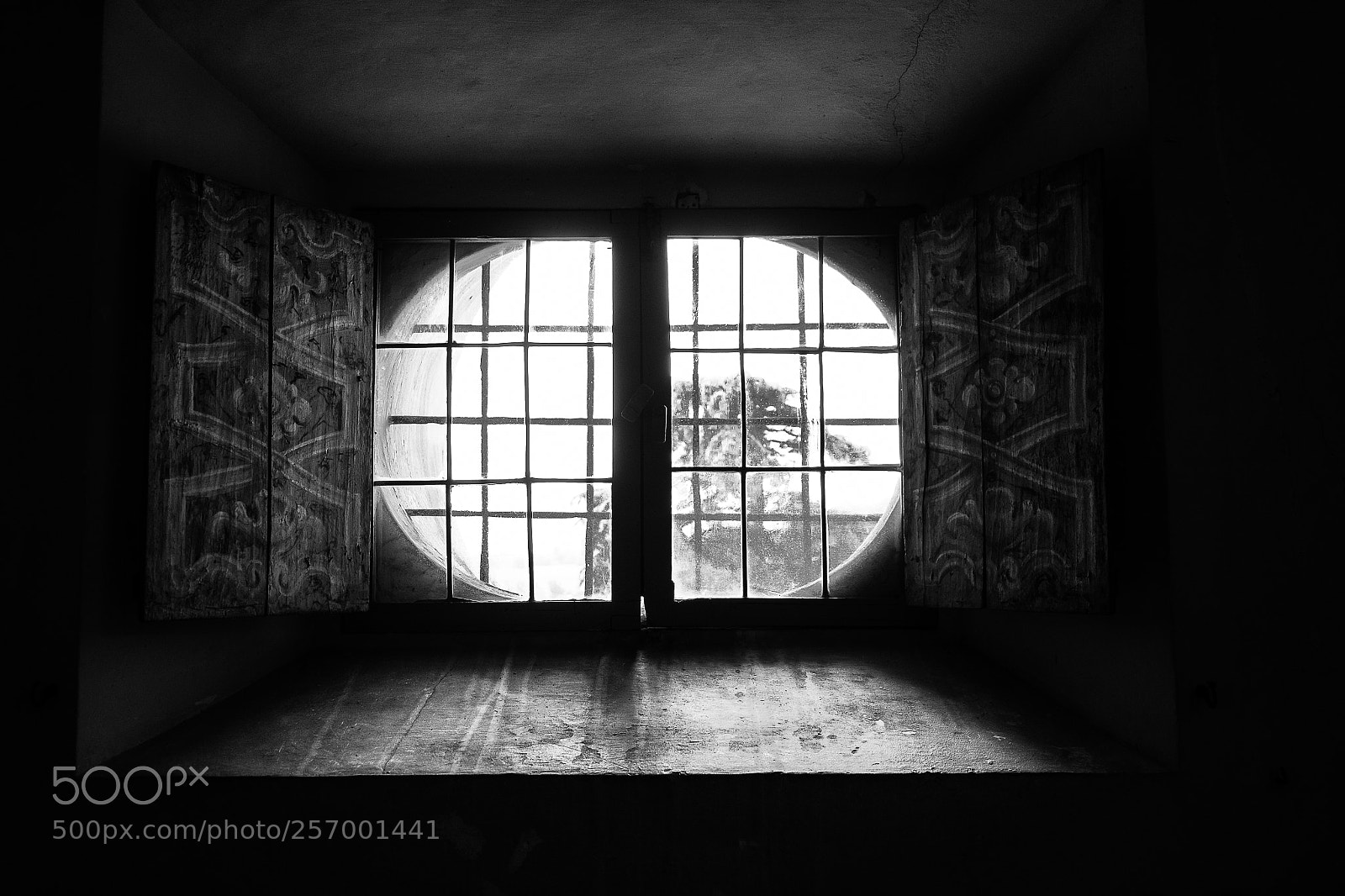Fujifilm X-T10 sample photo. .. old window .. photography